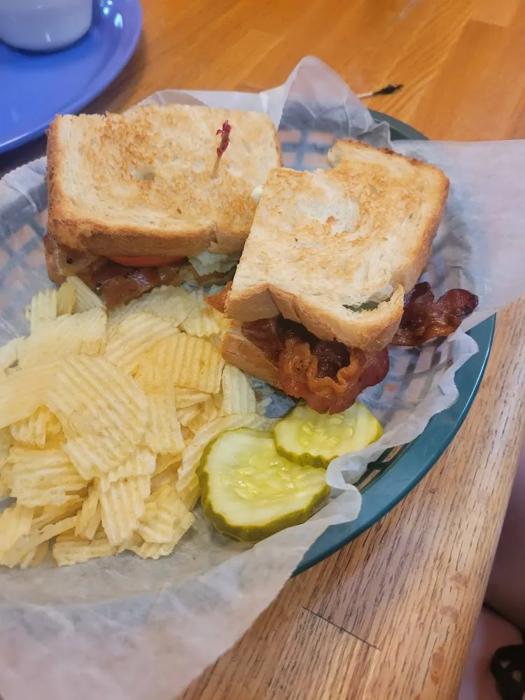 blt Sandwich with Chips